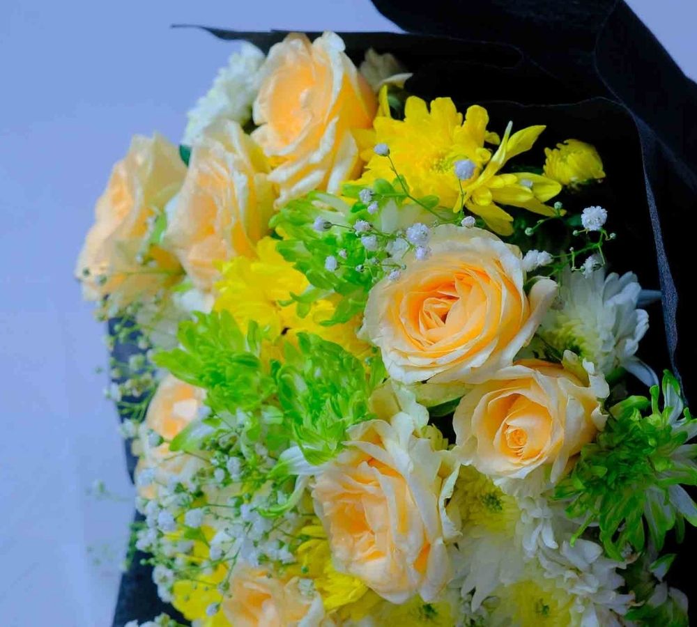 Butterscotch cake with peach rose green cryshtmums bouquet 