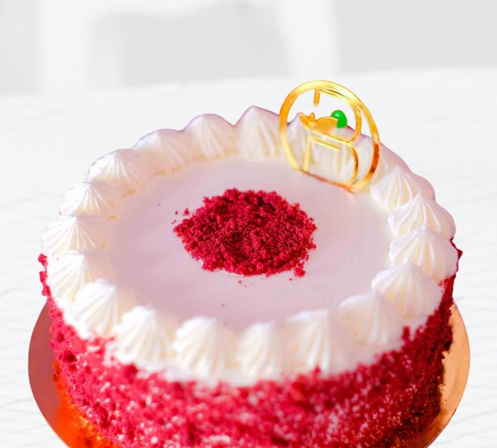  Red velvet cake and romantic rose bouquet 