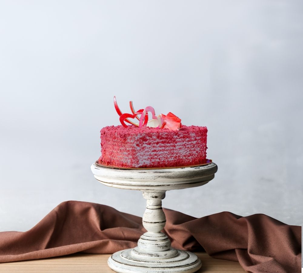  Red velvet cake with red rose bouquet 